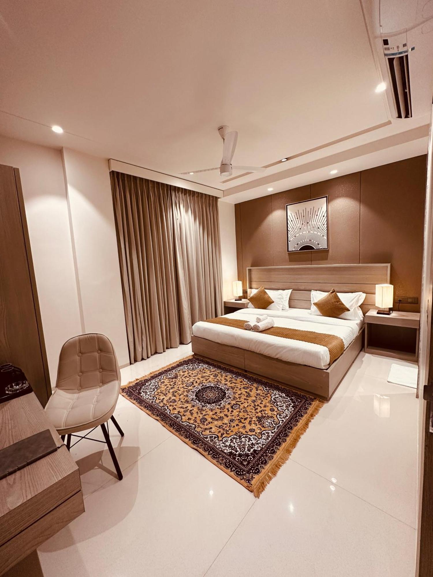 The Lodgers 2 Bhk Serviced Apartment Near Artemis Hospital Sector 57 Gurgaon - Nearest Metro Station Sector 54 Chowk Exterior foto