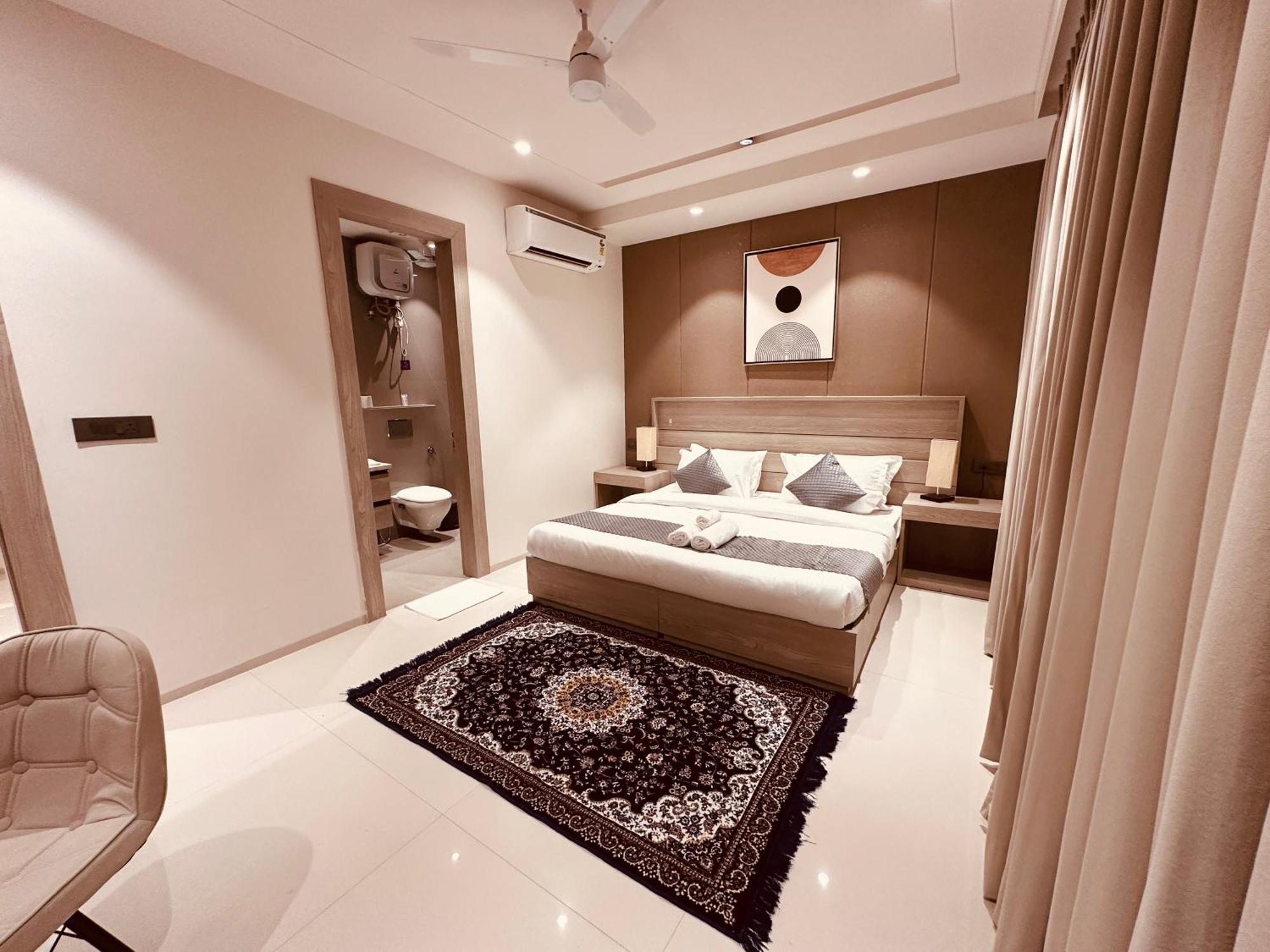 The Lodgers 2 Bhk Serviced Apartment Near Artemis Hospital Sector 57 Gurgaon - Nearest Metro Station Sector 54 Chowk Exterior foto