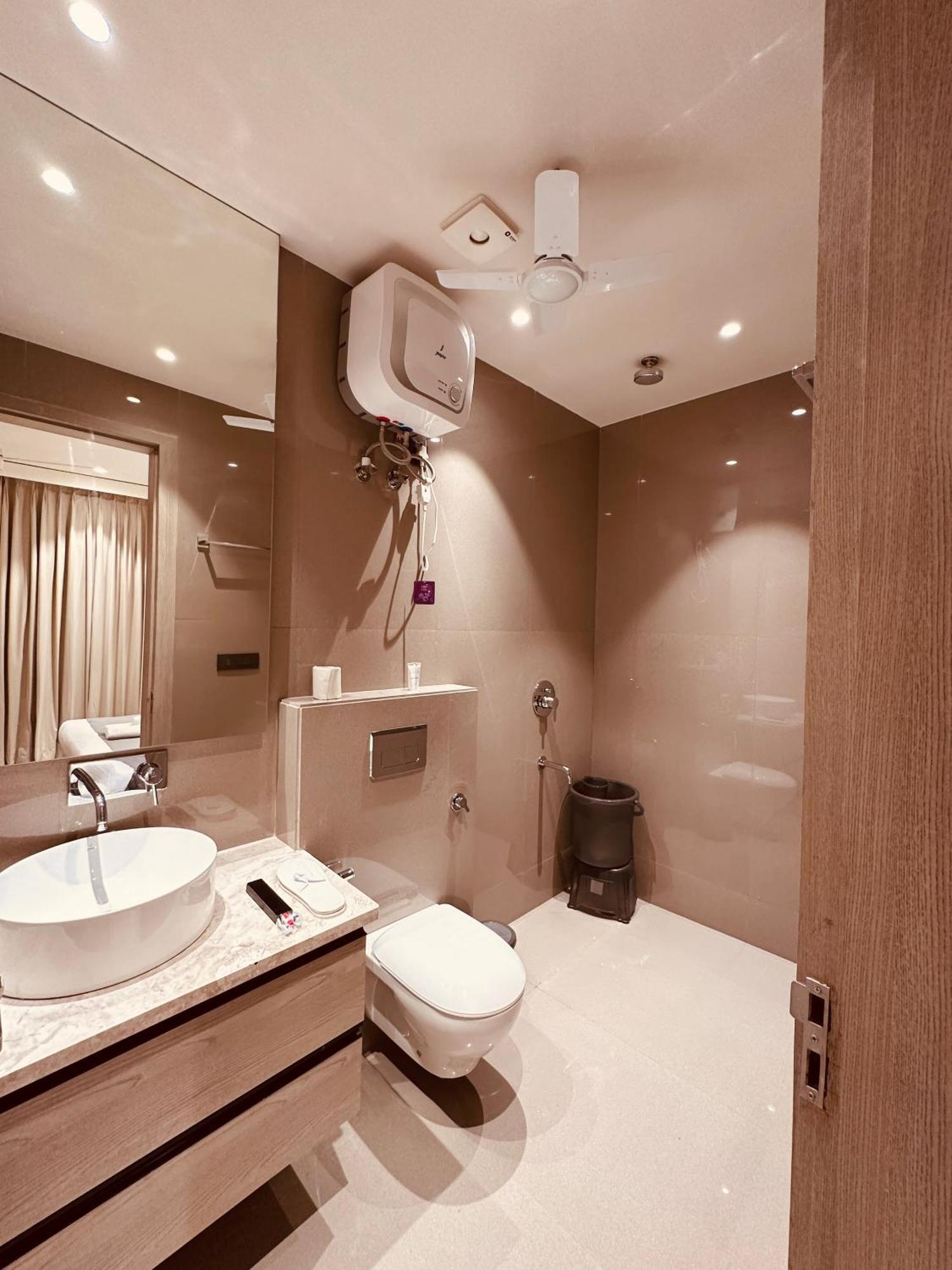 The Lodgers 2 Bhk Serviced Apartment Near Artemis Hospital Sector 57 Gurgaon - Nearest Metro Station Sector 54 Chowk Exterior foto